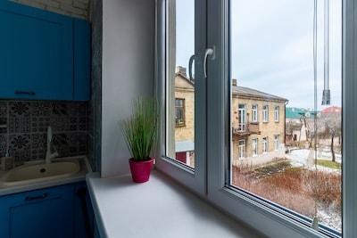 Белое двухстворчатое ПВХ окно в многоквартирном доме
