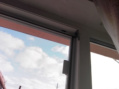 Окно с москитной сеткой с хорошей светопроницаемостью